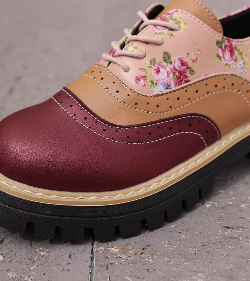Rosette oxfords in both colors
