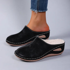 Freya slippers in Black