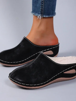 Freya slippers in Black