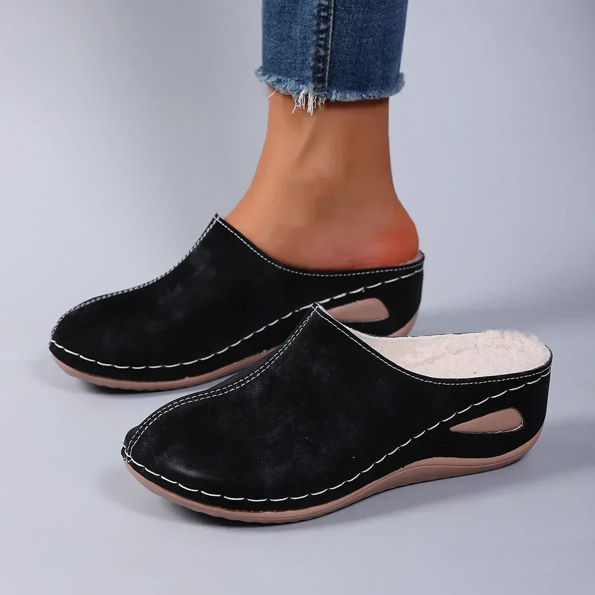 Freya slippers in Black