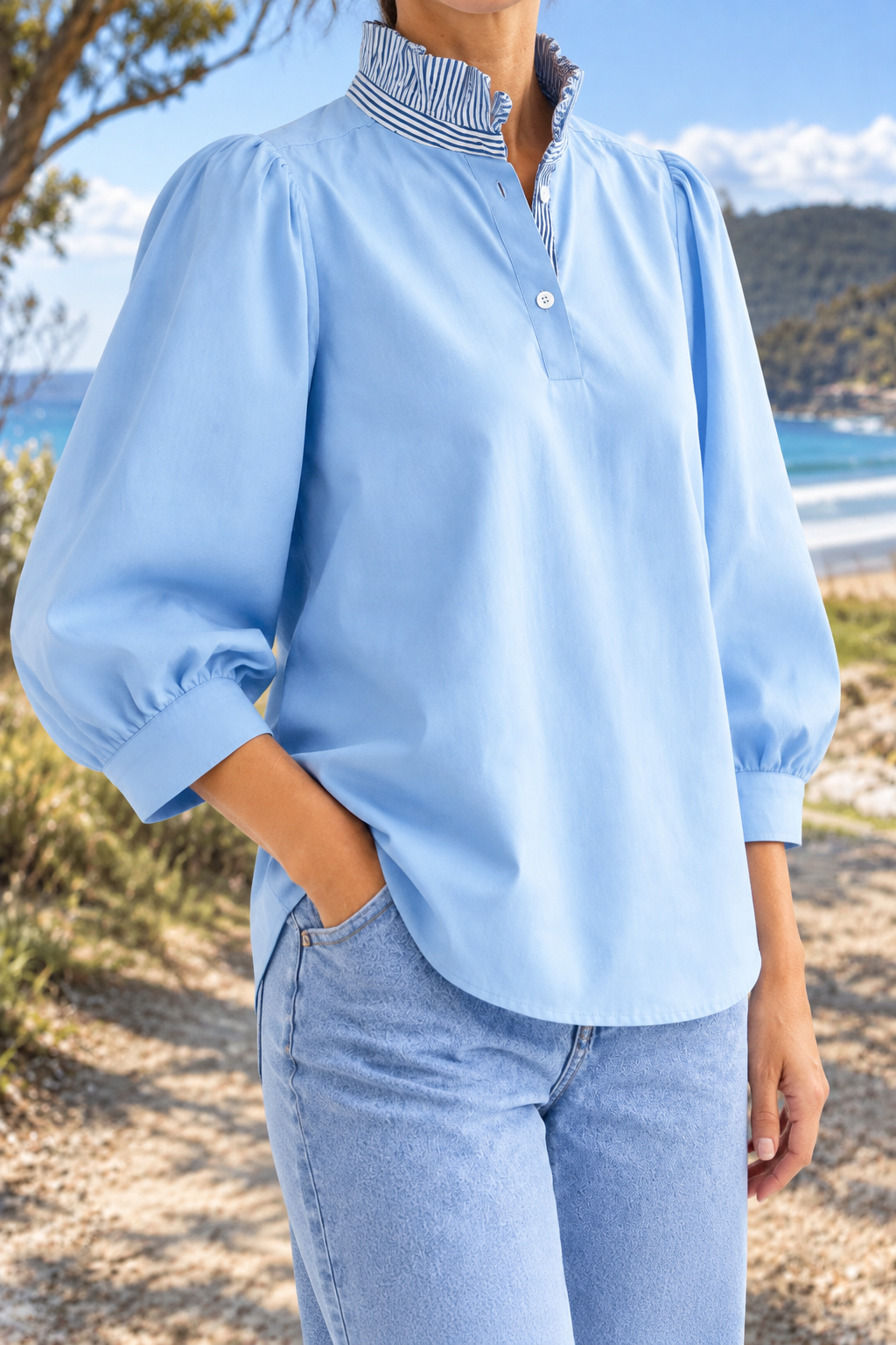 Carline Blouse in blue, side view