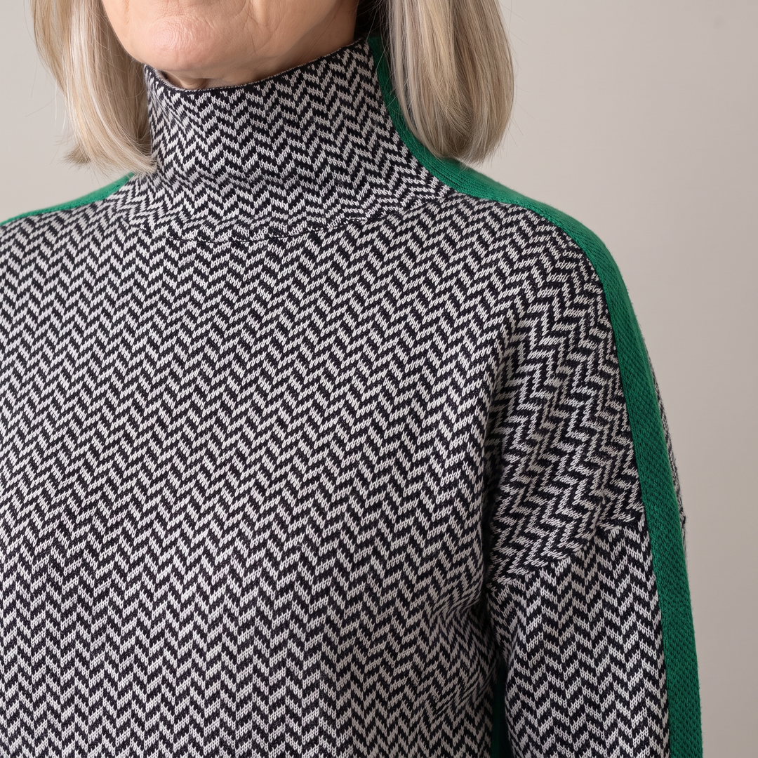 Malou turtleneck sweater in black and green, close-up of the collar and pattern