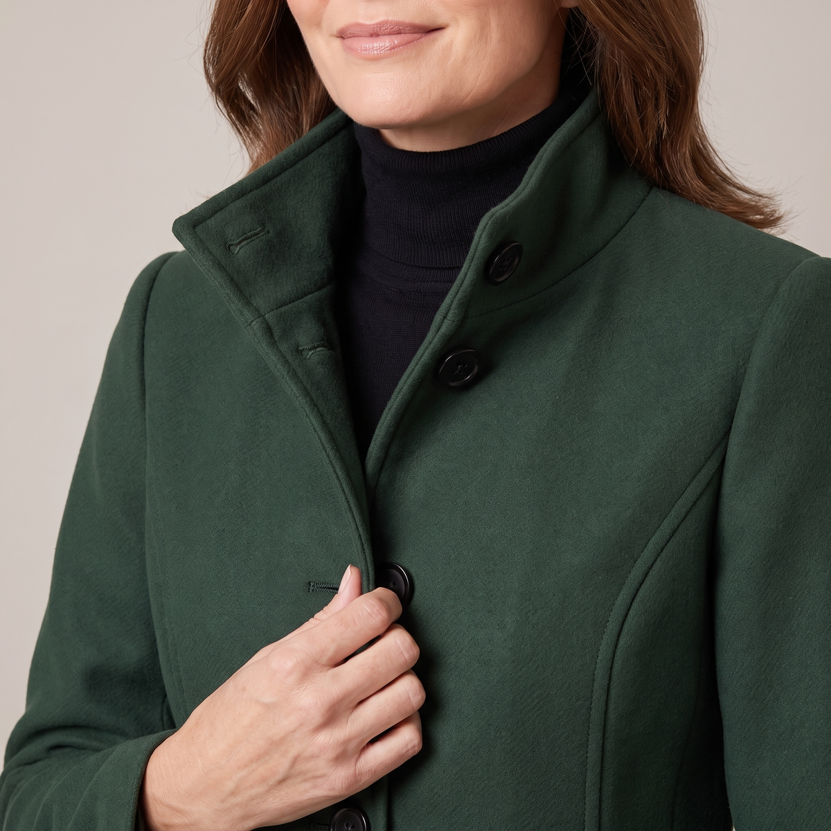Eline coat, close-up of the stand-up collar and buttons
