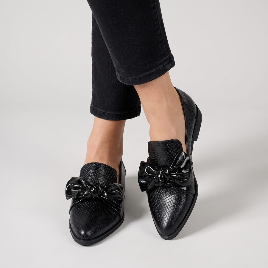 Chelsea pointed slip-on shoes with big bow worn